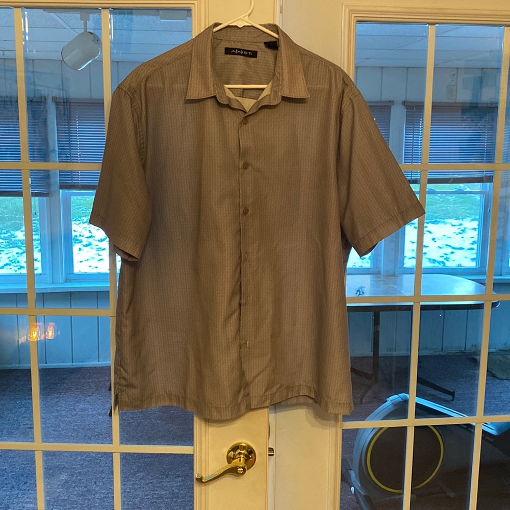 Men’s XL short sleeve, button down dress or casual shirt. Wore once. Like new.